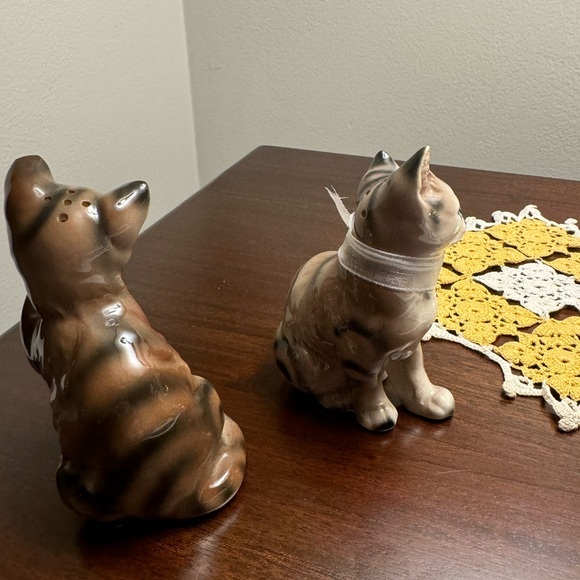 Vintage Salt And Pepper Shakers - Picture 2 of 7